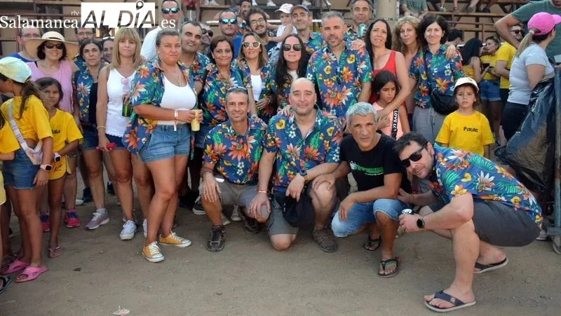 Las peñas participaron con alegría en el pasacalles, el pregón y el chupinazo de las fiestas