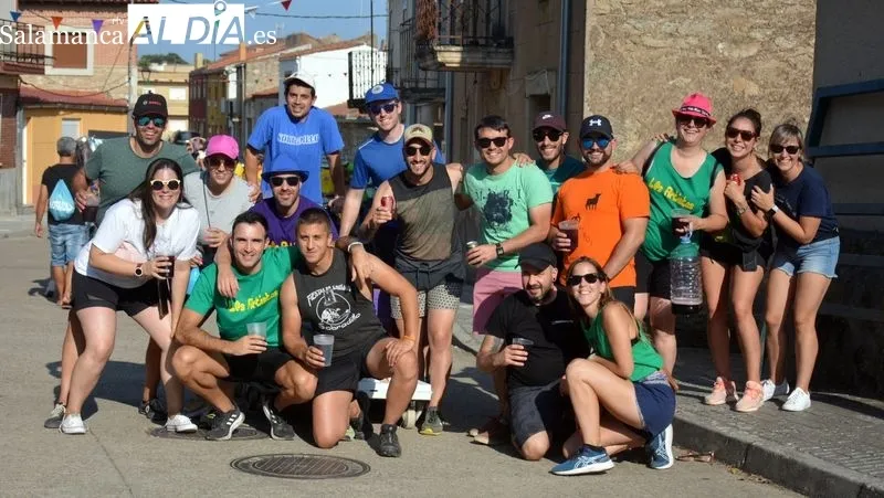 Las peñas participaron con alegría en el pasacalles, el pregón y el chupinazo de las fiestas