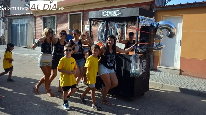 Las peñas participaron con alegría en el pasacalles, el pregón y el chupinazo de las fiestas