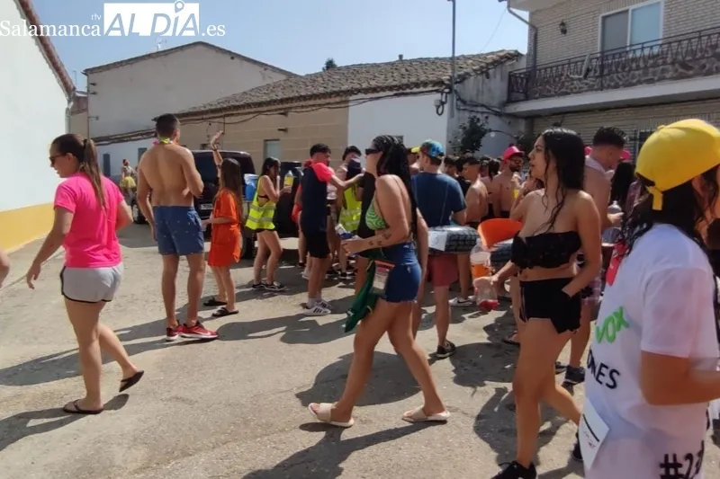 Santiago de la Puebla vivía este sábado el pasacalles acuático 