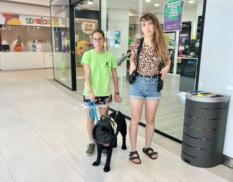 Un curso de instrucción de perros de asistencia en El Tormes