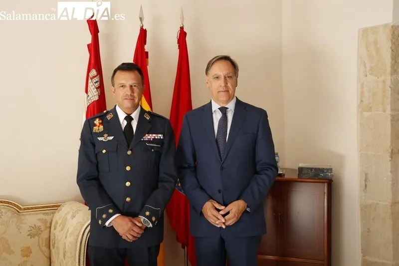 El alcalde de Salamanca, Carlos García Carbayo, recibe al coronel jefe de la Base Aérea y del Grupo de Escuelas de Matacán, José Gallo Rosales, con motivo de su despedida. Foto de David Sañudo