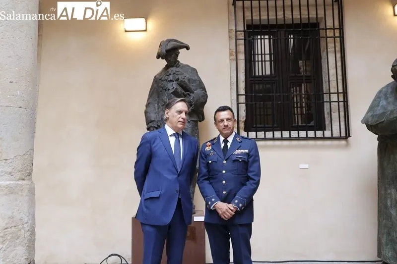 El alcalde de Salamanca, Carlos García Carbayo, recibe al coronel jefe de la Base Aérea y del Grupo de Escuelas de Matacán, José Gallo Rosales, con motivo de su despedida. Foto de David Sañudo