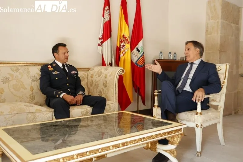 El alcalde de Salamanca, Carlos García Carbayo, recibe al coronel jefe de la Base Aérea y del Grupo de Escuelas de Matacán, José Gallo Rosales, con motivo de su despedida. Foto de David Sañudo