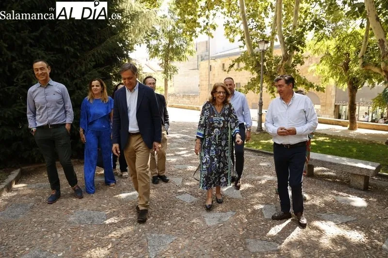 La popular Elvira Rodríguez, junto al presidente del Partido Popular de Salamanca, Carlos García Carbayo, y los candidatos al Congreso y el Senado, en la plaza de Colón. Foto de David Sañudo 