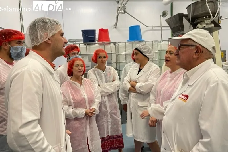 Virginia Barcones visitaba este jueves la empresa peñarandina Dulca