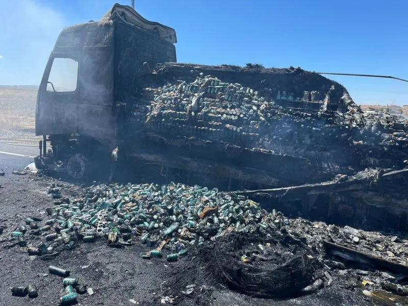 Imágenes del camión que sufrió un incendio en Ávila. Fotos: @EmergenciasAvila