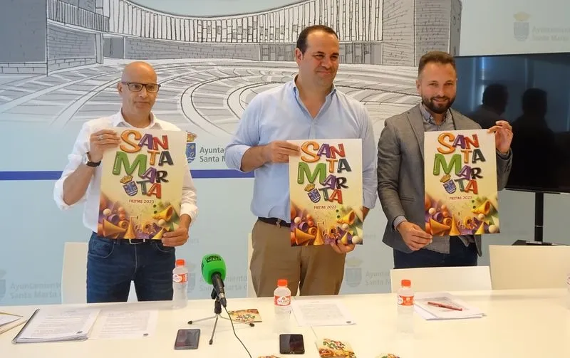 El alcalde de Santa Marta, David Mingo, junto con el concejal de Fiestas, Juan Carlos Bueno, y el concejal de Juventud, Norberto Flores,  han presentado esta mañana el programa de fiestas