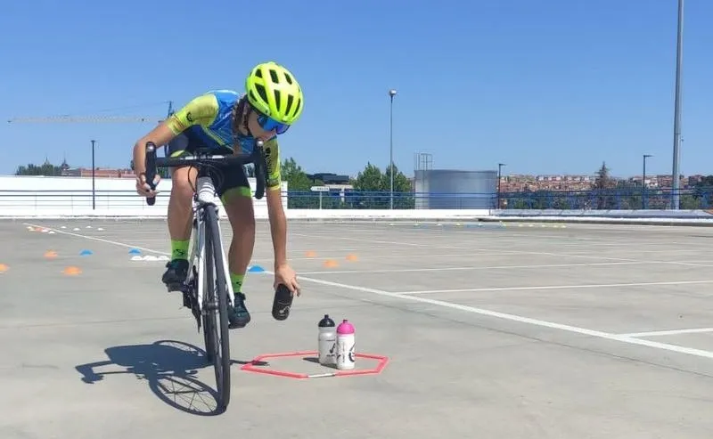 Corredores de la Escuela Salmantina de Ciclismo en la Gymcana de E.Leclerc
