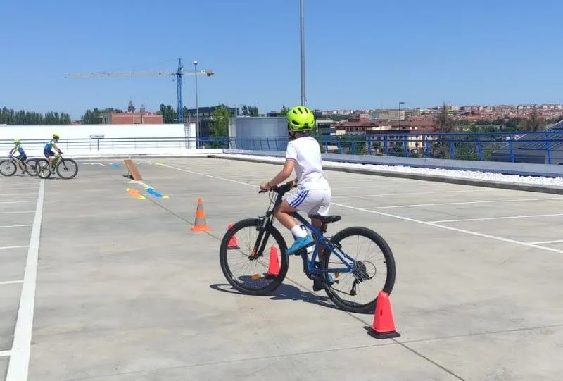 Corredores de la Escuela Salmantina de Ciclismo en la Gymcana de E.Leclerc