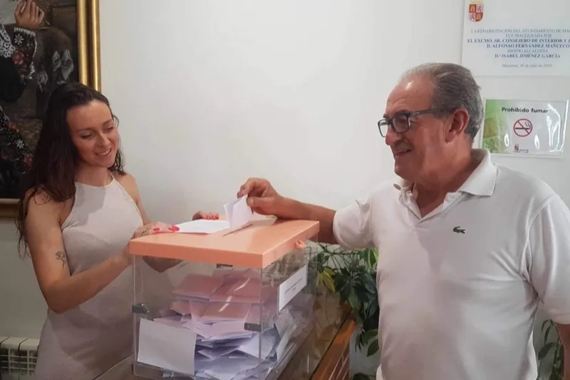 Las oficinas del Ayuntamiento de Macotera acogían este sábado la votación vecinal de las Cortes para las fiestas de este año