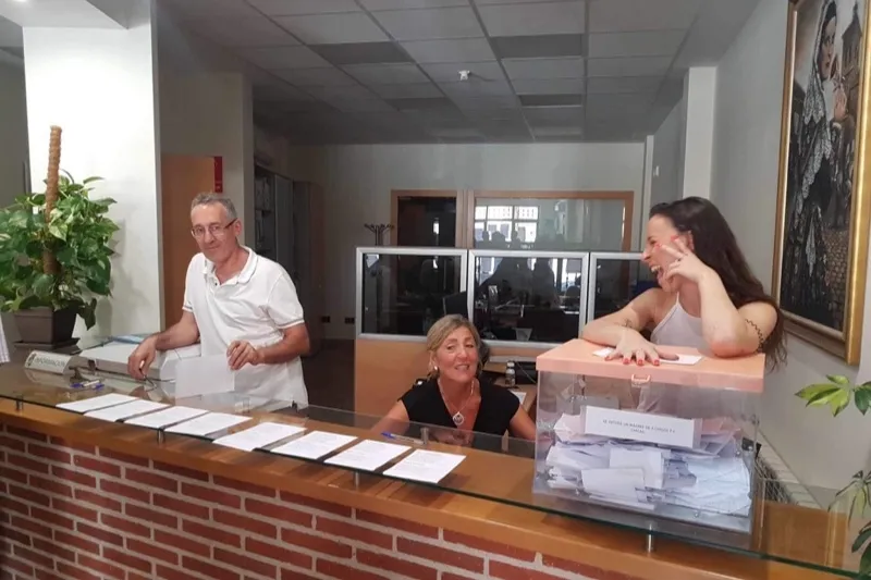 Las oficinas del Ayuntamiento de Macotera acogían este sábado la votación vecinal de las Cortes para las fiestas de este año