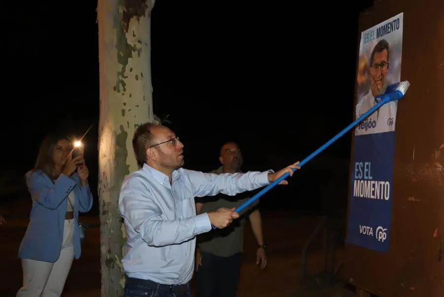 Foto 4 - El PP sale a pegar carteles de cara al 23J