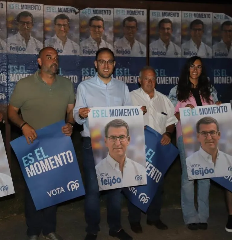 Foto 3 - El PP sale a pegar carteles de cara al 23J
