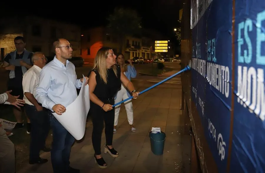 Foto 2 - El PP sale a pegar carteles de cara al 23J