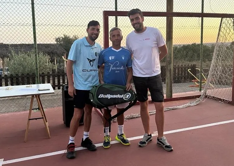 Foto 8 - Goyo y Luismi vuelven a ganar el Torneo de P&aacute;del de Castillejo de Mart&iacute;n Viejo