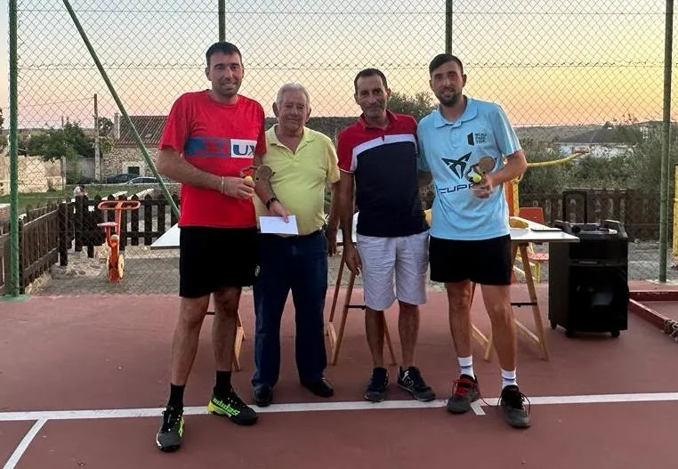 Foto 3 - Goyo y Luismi vuelven a ganar el Torneo de P&aacute;del de Castillejo de Mart&iacute;n Viejo
