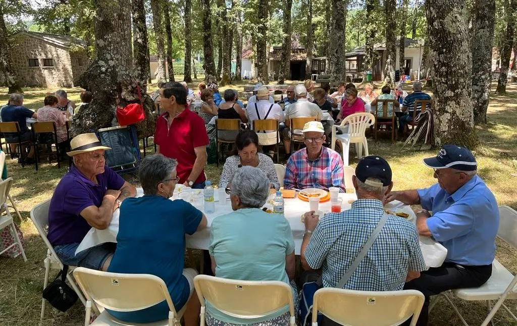 Foto 3 - Unos 250 mayores de El Rebollar disfrutan en El Bardal de su convivencia anual