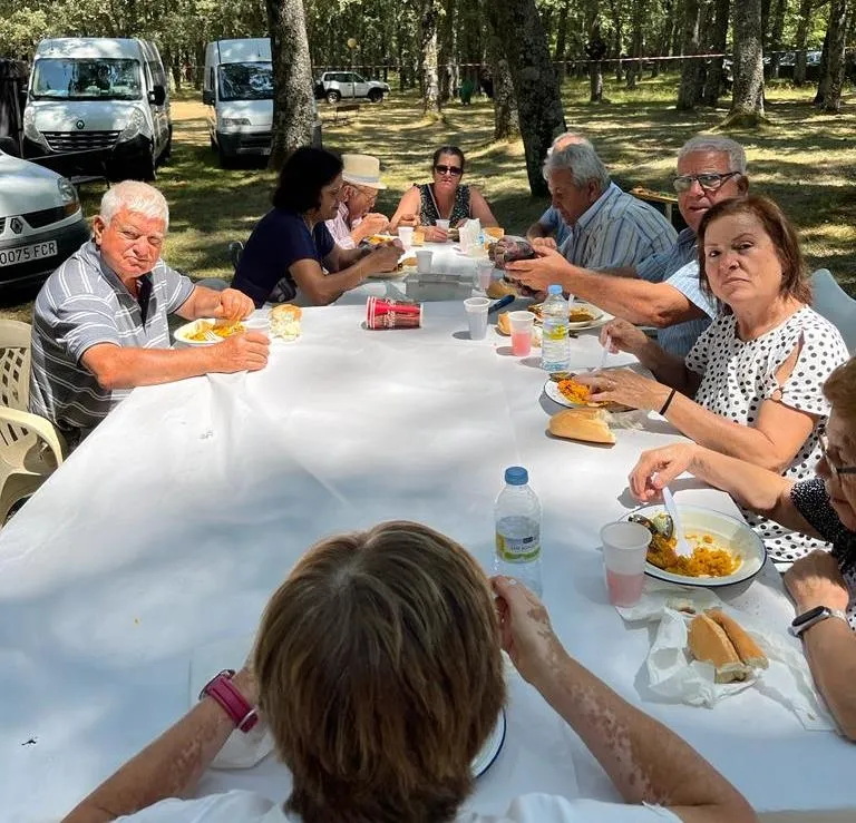 Foto 10 - Unos 250 mayores de El Rebollar disfrutan en El Bardal de su convivencia anual