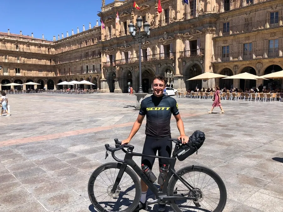 Foto 3 - Un joven suizo une en bici su pa&iacute;s con Dios le Guarde, localidad natal de su madre