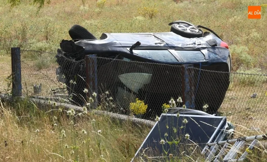 Foto 5 - Vuelca un veh&iacute;culo en la carretera de C&aacute;ceres tras perder el control y salirse de la calzada