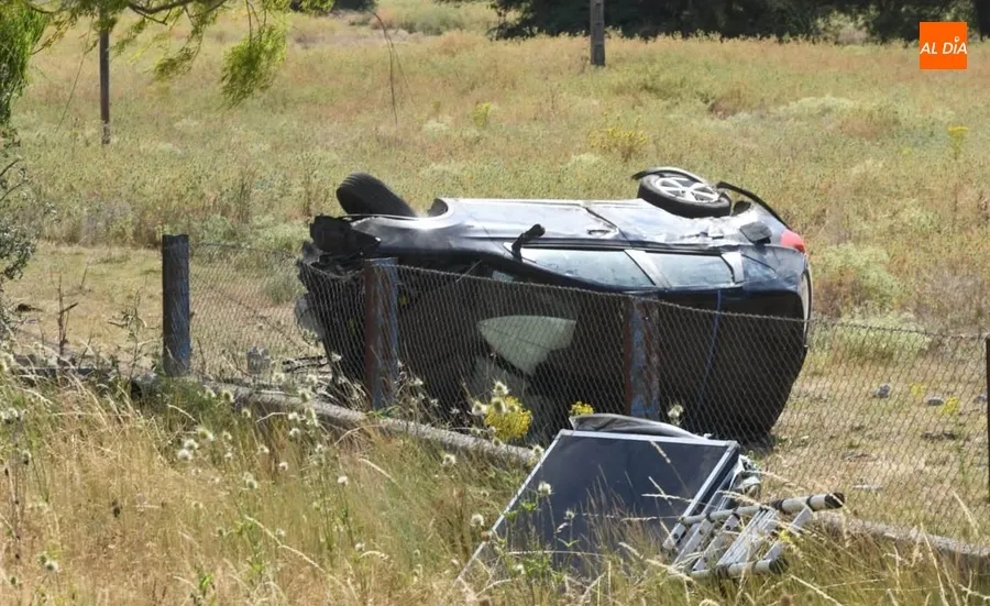 Foto 4 - Vuelca un veh&iacute;culo en la carretera de C&aacute;ceres tras perder el control y salirse de la calzada