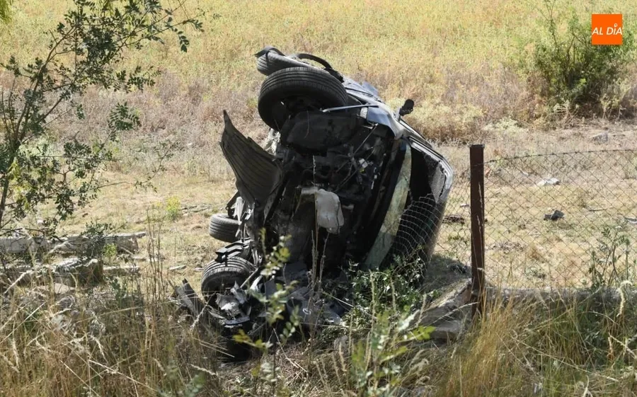 Foto 3 - Vuelca un veh&iacute;culo en la carretera de C&aacute;ceres tras perder el control y salirse de la calzada