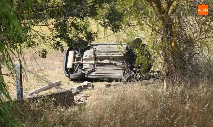 Foto 2 - Vuelca un veh&iacute;culo en la carretera de C&aacute;ceres tras perder el control y salirse de la calzada