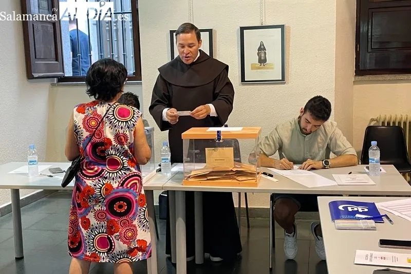 Foto 2 - De la mesa electoral a la misa