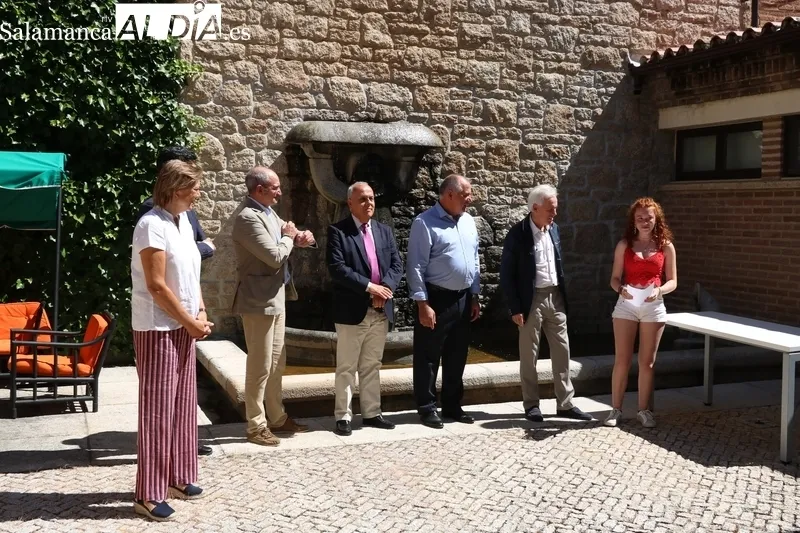 Entrega de diplomas a los alumnos participantes en el curso de inmersión lingüística de Inglés promovido por Iberdrola en Villarino de los Aires / CORRAL