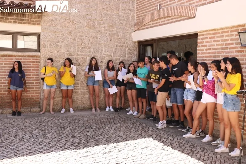 Entrega de diplomas a los alumnos participantes en el curso de inmersión lingüística de Inglés promovido por Iberdrola en Villarino de los Aires / CORRAL