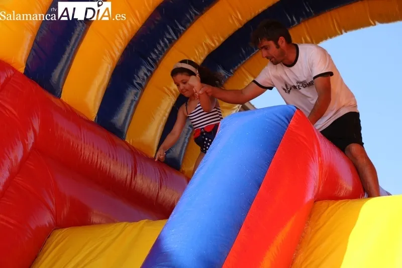 Divertido tobogán acuático en Villasbuenas / CORRAL  