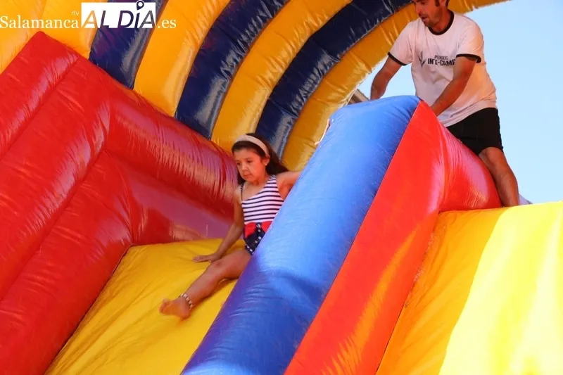 Divertido tobogán acuático en Villasbuenas / CORRAL  