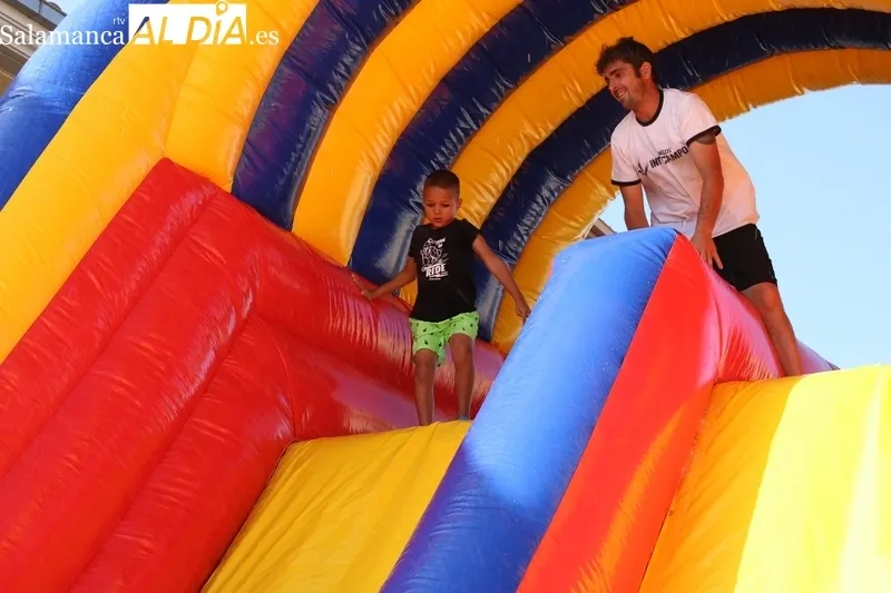 Divertido tobogán acuático en Villasbuenas / CORRAL  