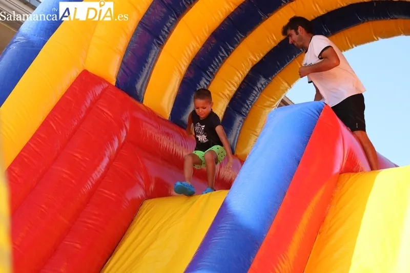 Divertido tobogán acuático en Villasbuenas / CORRAL  