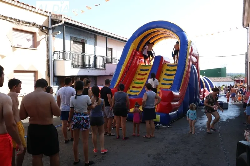 Divertido tobogán acuático en Villasbuenas / CORRAL  