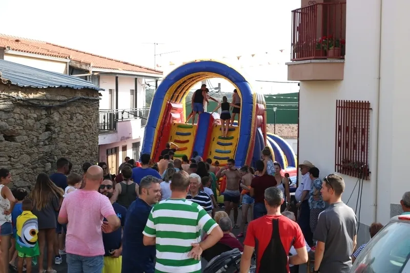 Divertido tobogán acuático en Villasbuenas / CORRAL  