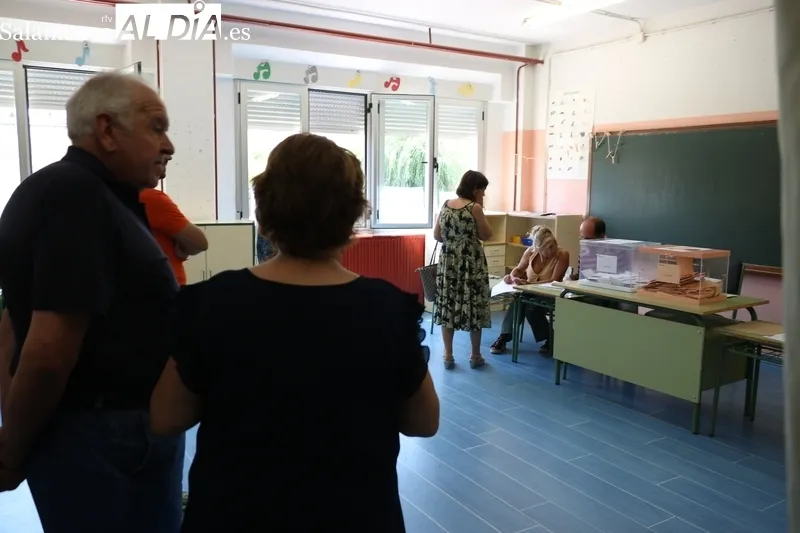 Momentos de la jornada electoral en el colegio de Vitigudino / CORRAL