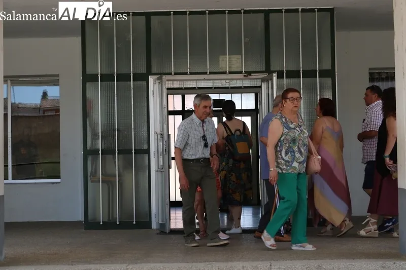 Momentos de la jornada electoral en el colegio de Vitigudino / CORRAL