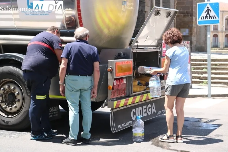 Reparto de agua potable con cisternas en Vitigudino  / CORRAL