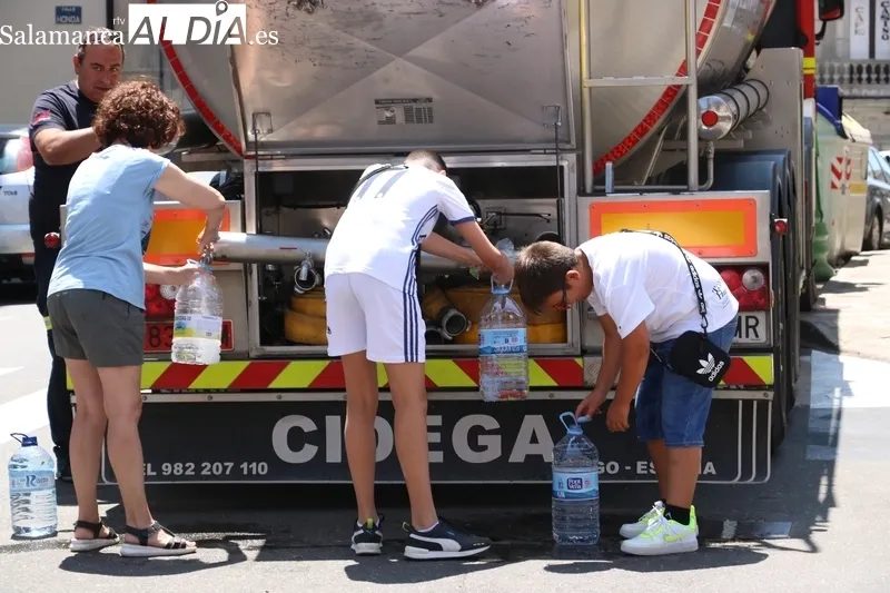 Reparto de agua potable con cisternas en Vitigudino  / CORRAL