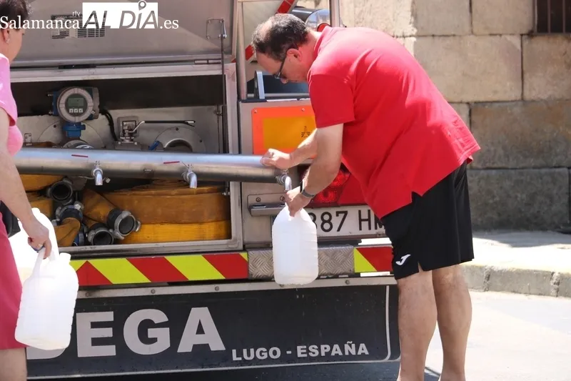 Reparto de agua potable con cisternas en Vitigudino  / CORRAL