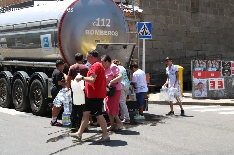 Reparto de agua potable con cisternas en Vitigudino  / CORRAL