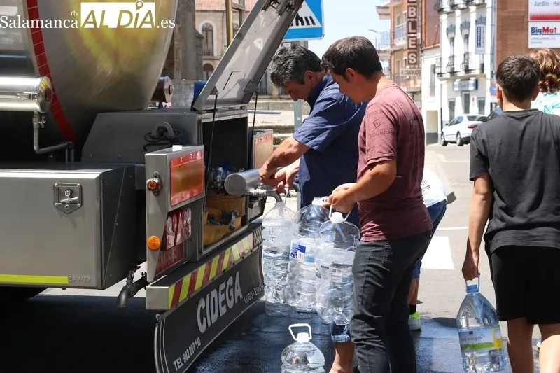 Reparto de agua potable con cisternas en Vitigudino  / CORRAL