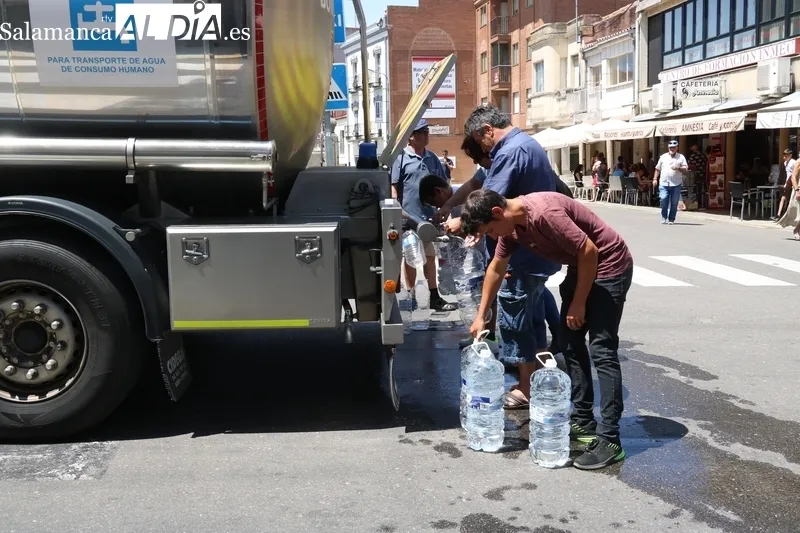 Reparto de agua potable con cisternas en Vitigudino  / CORRAL