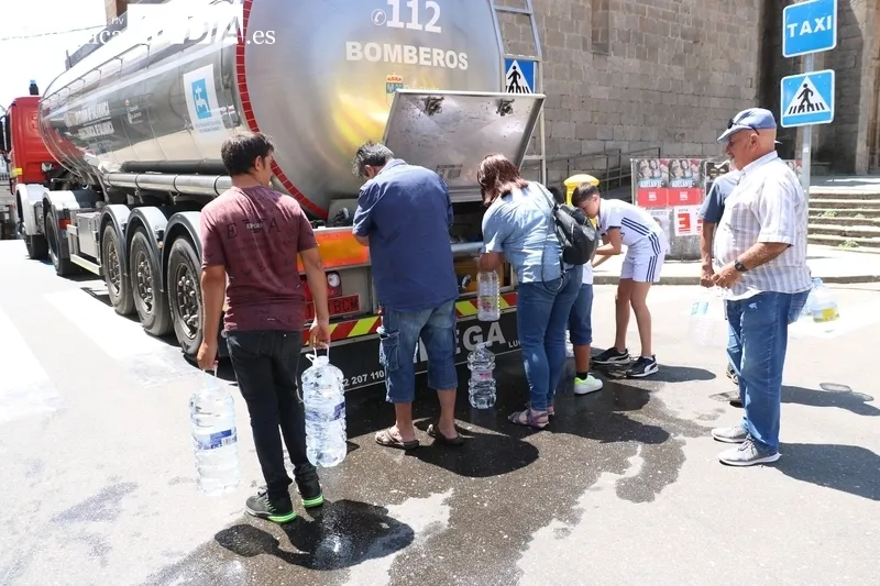 Reparto de agua potable con cisternas en Vitigudino  / CORRAL