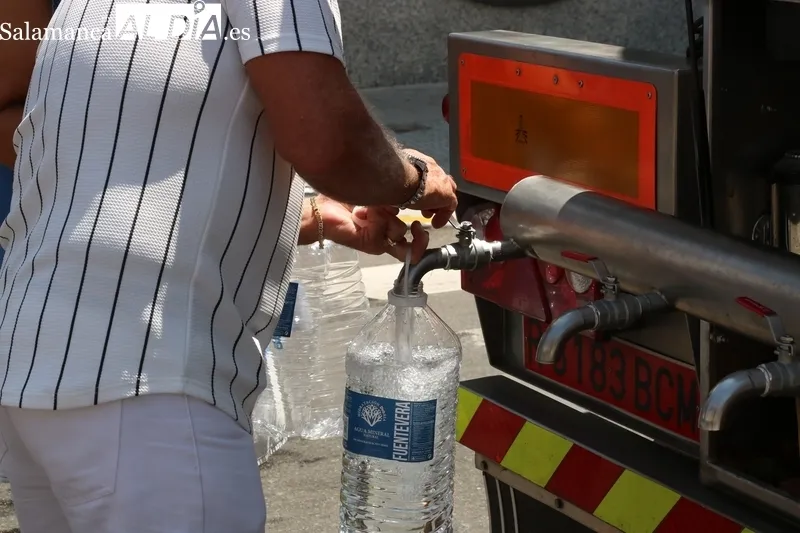 Reparto de agua potable con cisternas en Vitigudino  / CORRAL
