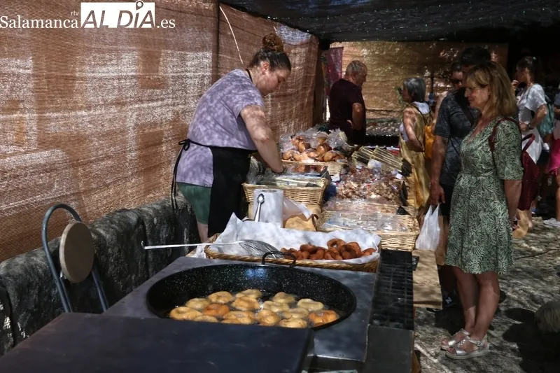 La 13ª Feria de Artesanía y Agroecología de Monleras acogía a una treintena de artesanos de distintos sectores / CORRAL 
