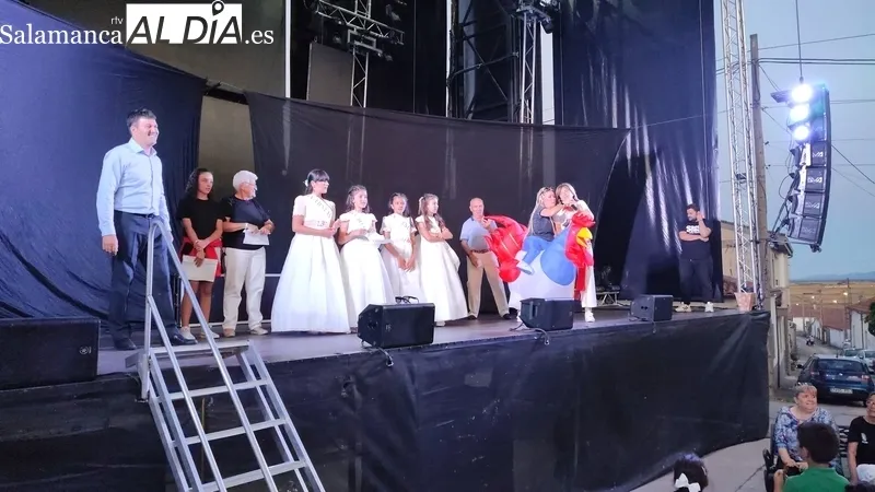 Desfile de peñas y carrozas en Boada / CORRAL 