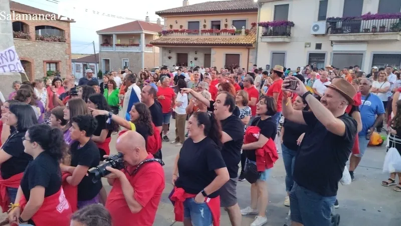 Desfile de peñas y carrozas en Boada / CORRAL 